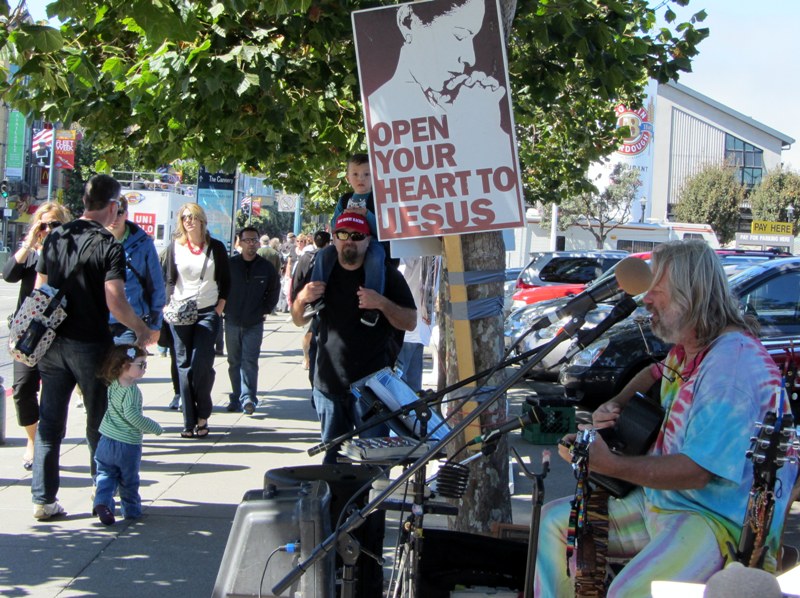 Tim Moon sings at Fisherman’s Wharf. 