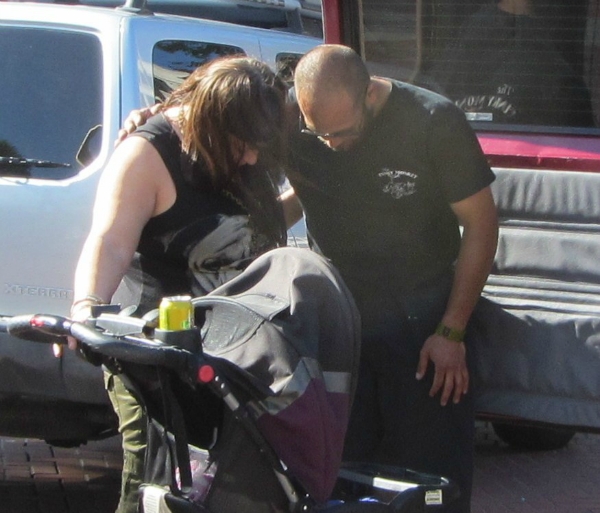 Mike prays with single mom at UN Plaza