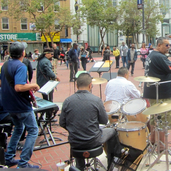 THE BAND &quot;BUENO&quot; PLAYS AT UN PLAZA