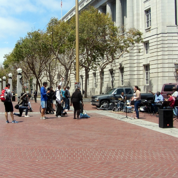 NEW LIFE (HAYWARD) WORSHIP MINISTERS AT UN PLAZA.