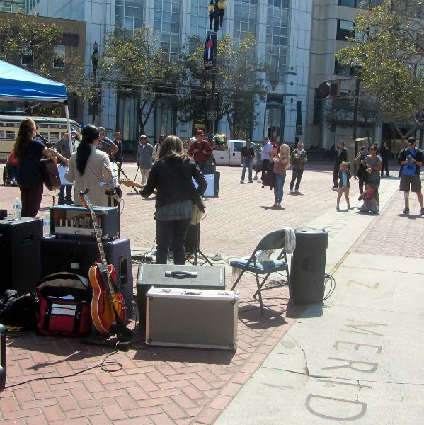 &quot;PRISCILLA&quot; PLAYS AT UN PLAZA