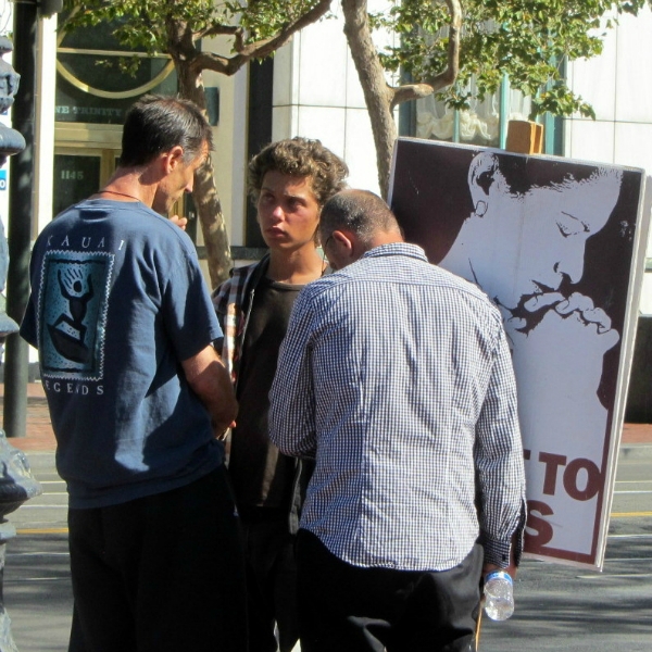 MIKE & MATT PRAY WITH YOUNG MAN AT UN PLAZA