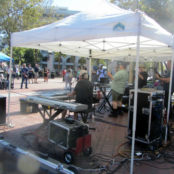 THE BAND ISAIAH PLAYS AT UN PLAZA