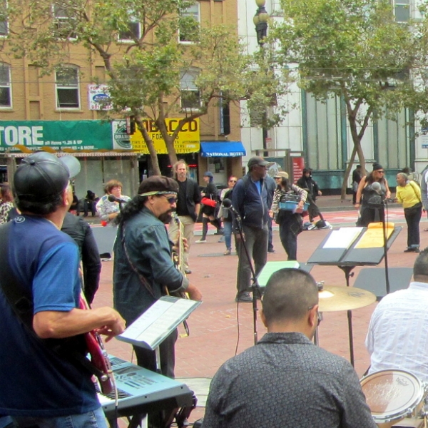 THE BAND &quot;BUENO&quot; PLAYS AT UN PLAZA